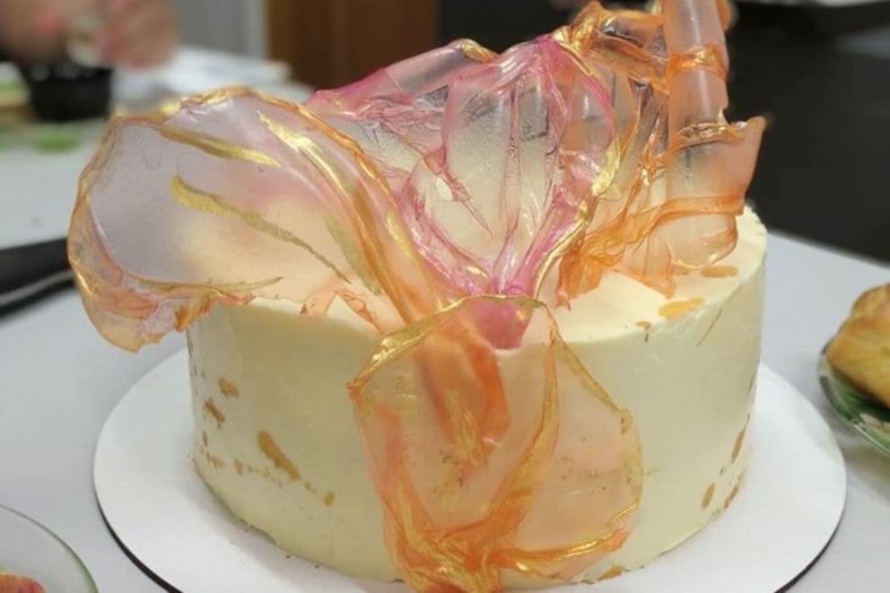 Торт с золотым кандурином. Брызги на торте красителем. Торты с контурином декор. Декор торта кандурином. Украшение торта кундуринрм.